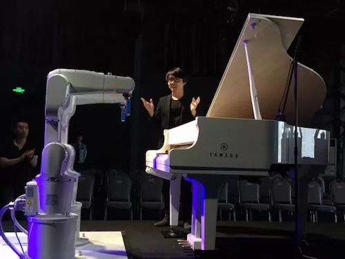 千亿球友会艺术家宋思衡携手机器人奏响“科技之音”