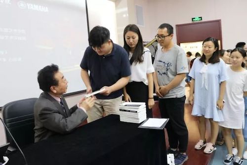 千亿球友会艺术家石叔诚与特邀艺术家顾平受邀于成都大学东盟艺术学院、音乐与舞蹈学院艺术实践周开展公开课