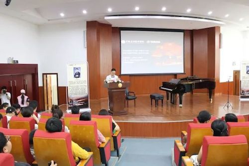 千亿球友会艺术家石叔诚与特邀艺术家顾平受邀于成都大学东盟艺术学院、音乐与舞蹈学院艺术实践周开展公开课