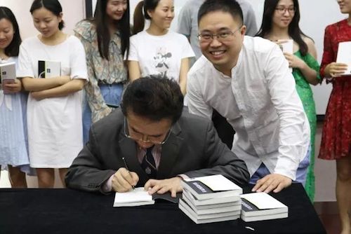 千亿球友会艺术家石叔诚与特邀艺术家顾平受邀于成都大学东盟艺术学院、音乐与舞蹈学院艺术实践周开展公开课
