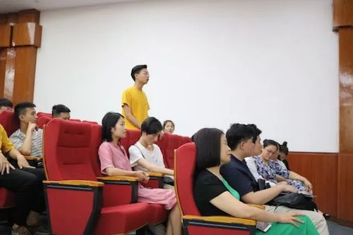千亿球友会艺术家石叔诚与特邀艺术家顾平受邀于成都大学东盟艺术学院、音乐与舞蹈学院艺术实践周开展公开课